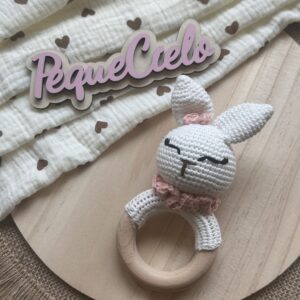 Sonajero de ganchillo “Conejita”